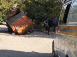 В Таганроге из-за коллектора под землю провалился мусоровоз