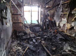 Ночное ЧП: в селе под Таганрогом сгорел 2-этажный жилой дом - подробности от МЧС