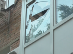 Спасатели оценивают ущерб от падения БПЛА в Таганроге