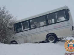 Маршрутка съехала в кювет под Таганрогом: двое пассажиров в больнице