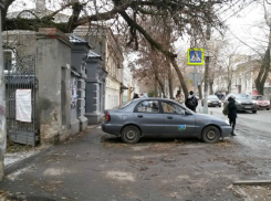«Корыто», стоящее на тротуаре по Греческой, перекрыло проход пешеходам Таганрога