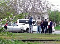 В Таганроге на улице Дзержинского «Ниссан» врезался в «десятку»