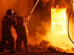 Крупный пожар в Таганроге тушили 18 человек