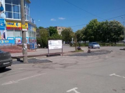 Предприниматели- добровольцы ремонтируют асфальт в Таганроге за свой счет