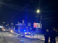 Из-за ДТП временно приостановили посадку и высадку пассажиров трамвая на одной из остановок Таганрога