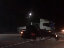 На въезде в Таганрог фура сильно протаранила легковушку