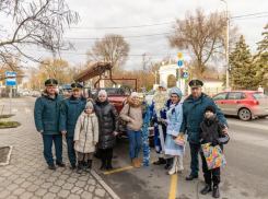 Пожарные поздравили жителей Таганрога с Новым годом