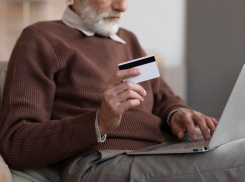 В Таганроге сотрудники банка спасли пенсионера от мошенников