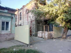 Таганрожцы взволнованно гадают о судьбе бывшего Дома пионеров