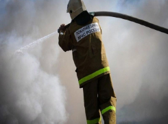 В Таганроге трех человек спасли во время пожара