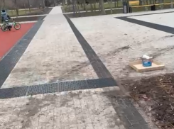 «Все вопросы к Ригерт»: как в парке им. 300-летия Таганрога клеят плитку