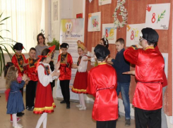 Дети из «Луча Надежды» отметили два праздника – Масленицу и 8 Марта в Таганроге