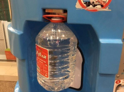 Жители Таганрога возмущены недоливом воды в пластиковую тару