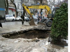 На Петровской рухнул асфальт, говорят , что опять коллектор в Таганроге шалит