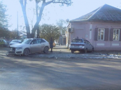 В Таганроге легковушка влетела в дом в результате ДТП