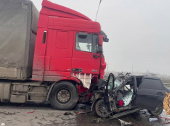 Машина всмятку: автоледи уснула за рулём и погибла в ДТП под Таганрогом