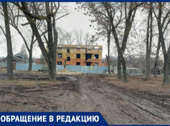 Из-за стройки новых домов за БСМП Таганрога люди утопают в грязи  