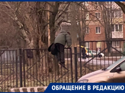 «Это что за приколы?!»: ученики школ №12 и №23 перелезают через заборы из-за вынужденных обстоятельств 