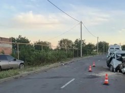 Пострадавших — трое: под Таганрогом молодой водитель на «Гранте» врезался в «десятку» 