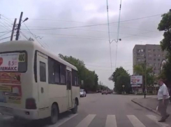 Неуважение водителя маршрутки к пешеходу в Таганроге попало на камеру видеорегистратора