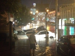 В Ростове рядом с известным рестораном провалился асфальт