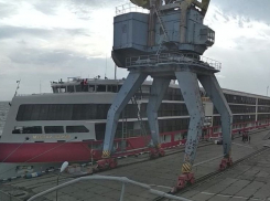 Туристический теплоход «Мустай Карим» зашёл в порт Таганрога