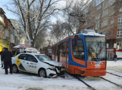 Всё «по-классике»: В Таганроге «встретились» Яндекс Такси и трамвай 