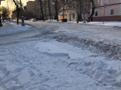 Снег идёт, а снегоуборочная техника стоит: городские службы Таганрога вновь показали некачественную работу