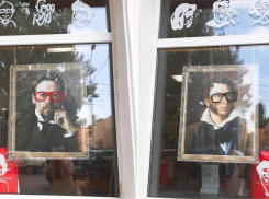 Таганрожцев возмутила реклама, уродующая портреты классиков