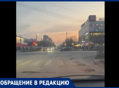 «Пытались засыпать щебенкой, но она разлетелась»: дороги на Русском поле напоминают решето