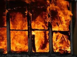 МЧС Таганрога спасли людей из загоревшегося частного дома