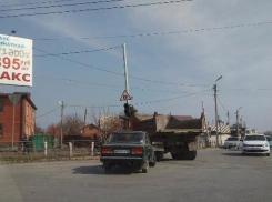 На злополучном перекрестке в Таганроге КАМАЗ протаранил светофор