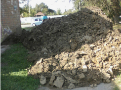 Жуткие грязевые ванны пришлось «принять» таганрожцам по пути на остановку