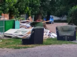 В Таганроге жильцов дома по Шаумяна  соседи завалили строительным мусором