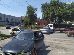  Неудачный разворот и «Мерседес» влетел в эвакуатор в Таганроге