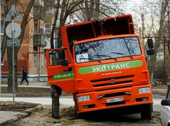 В Таганроге застряла в ямах машина «Экотранса»