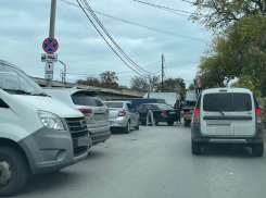 Дорожный знак поставили, но некоторые таганрожцы продолжают нарушать