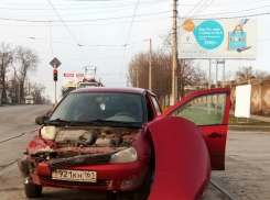 В Таганроге трамвай протаранил автомобиль сотрудника полиции