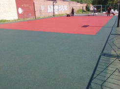 На спортивной площадке по Мариупольскому шоссе поменяли покрытие благодаря депутату и МАУ «Стадион Торпедо»