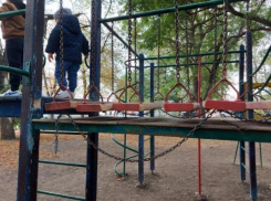 Детям здесь не место: детская площадка в центре Таганрога опасна для игры