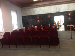 В Таганроге при пустых креслах и отсутствии народа принимали Правила благоустройства города