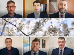  Мужчины из администрации Таганрога трогательным стихотворением поздравили женщин