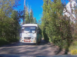 Водитель маршрутки, идущий на таран встречных автомобилей, удивил водителей