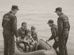 Под Таганрогом спасли семью, которую унесло в море на лодке