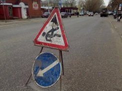 На смену неказистым лежачим полицейским в Таганроге пришли лежачие дорожные рабочие