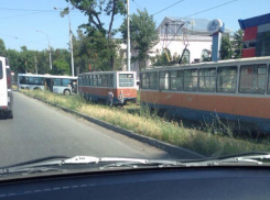 В Таганроге автобус «сел на мель» на трамвайных путях 