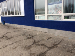 На вокзале Таганрога не нашлось места для лавочек, зато появились магазины