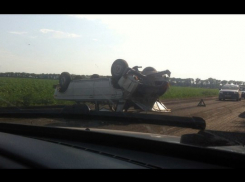 Под Таганрогом на трассе перевернулась легковушка