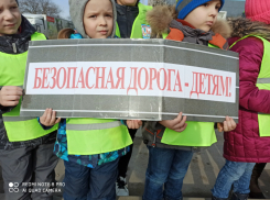ПДД надо обучать с детства: юные таганрожцы поучаствовали в акции «Безопасная дорога детям»