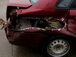 В Таганроге трамвай «вскрыл» иномарку до «внутренностей»